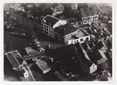WAT001009877 Rijksschutsluis, Kanaalkade en Kanaalschans, Slotplein.Midden: gebroeders Stuijt kaashandel. rechts ...