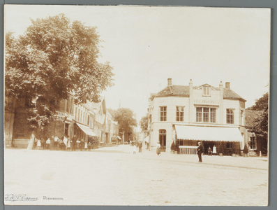 WAT001009972 Doorzicht vanaf Tramplein op Gouw en Hoogstraat. Links café-restaurant De Amsterdamse Poort en rechts ...