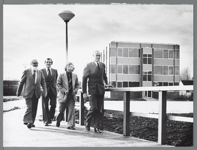 WAT001010056 Stadskantoor.V.l.n.r. A.Th.L. v.d. Land, In de Bracke, Glas en Laathuizen.