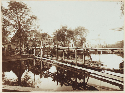 WAT001010197 Werkzaamheden i.v.m. het laten zinken van een 6 Gaszinker. Op de achtergrond de Wagenbeurs.Op de ...