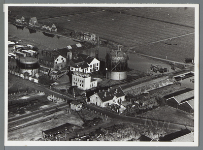 WAT001010199 Voormalige Gasfabriek gelegen aan de spoorbaan. Midden onder woningen voor spoorwegpersoneel. Rechts boven ...