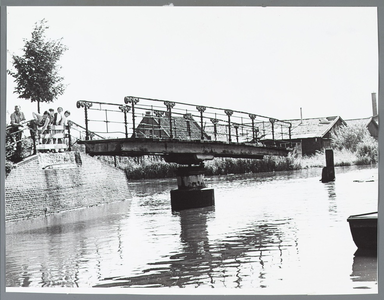 WAT001010205 Loopbrug over de Where aan de Achterdijk naar het Molenplantsoen, het zgn. Hoge Bruggetje. Gesloopt in ...
