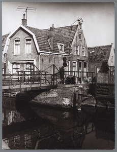 WAT001010208 De rolbrug die voor voetgangers en fietsers de verbinding vormde tussen de Weerwal en de Hoornse Buurt. ...