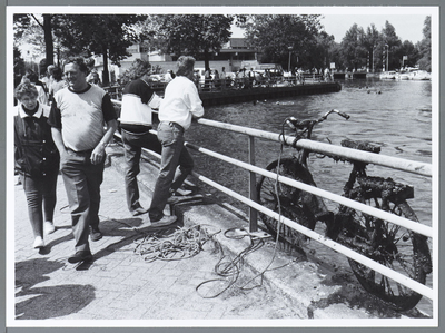 WAT001010226 Duikers maken de Where schoon. Links achter het poskantoor.