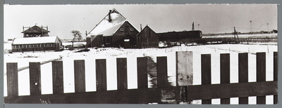 WAT001010367 Stolpboerderij aan de Wheredijk.Rechts: rijd een dieseltrein over het spoor.