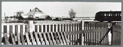 WAT001010368 Grens Wheermolen-overwhere.Stolpboerderij aan de Wheredijk.Rechts: rijd een dieseltrein over het spoor.
