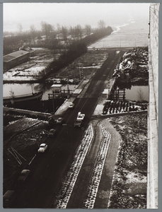WAT001010378 Churchilllaan hoek Purmerweg. Brug over de Where met links vooraan de zeetjalk van Krook, brugwachter in ...