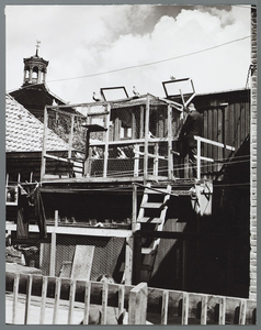 WAT001010450 Duivenmelker aan het werk.Links achter: de Koepelkerk.