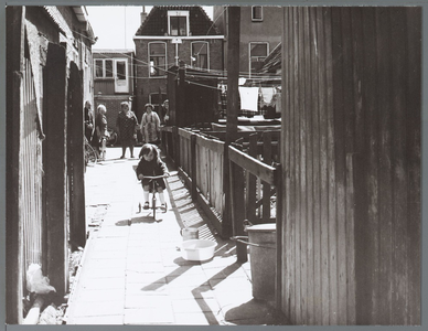 WAT001010455 Hofje bij de Bultstraat. Kind op een driewieler.