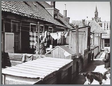 WAT001010456 Hofje bij de Bultstraat. moeder doet de was.