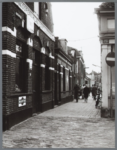 WAT001010457 Zuidersteeg, gezien vanaf Kaasmarkt hoek achter de Koepelkerk.Links voor: wijnkooperij H.Lau ...