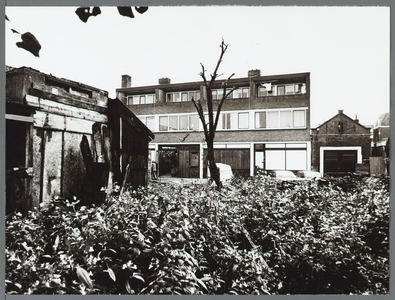 WAT001010460 Achterzijde Strada winkel centrum.Hoge bossage.