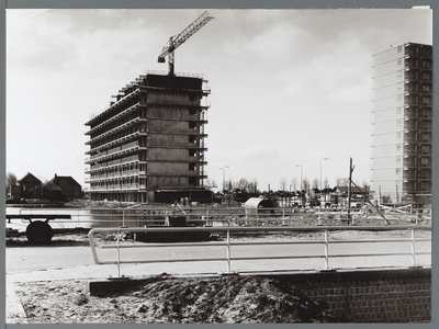 WAT001010472 Flat Churchillaan. Watergemaal Peetoom tussen Dop en Where. Flat Bernard Zweersstraat in aanbouw.