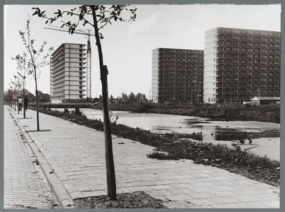 WAT001010473 Gezicht over het water de Dop naar flats Mercuriusweg en Bernard Zweersstraat.