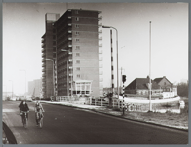 WAT001010474 Gezien vanaf Wherebrug. Rechts op de voorgrond de zeetjalk van brugwachter Krook en gemaal van Peetoom.