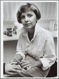 WAT001014060 Schoonheidsspecialiste Heidi Scheper veilt nagels van een cliënt.Zij runt samen met 3 assistenten Beauty ...