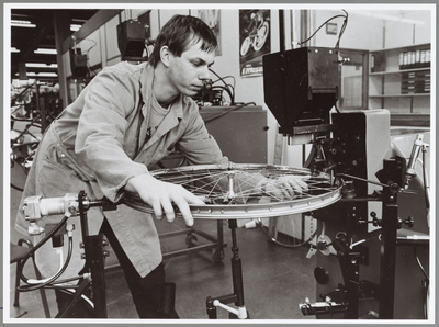 WAT001014084 Medewerker aan het werk bij Holland Mechanics BV.