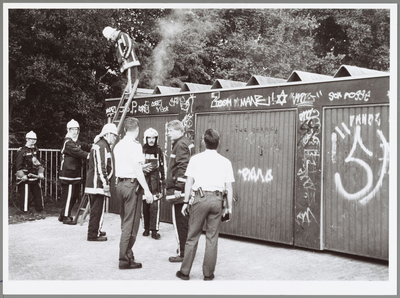 WAT001014359 Garage boxen belastingkantoor.PUBMEREND. — Geluidsoverlast, vernielingen en brandstichting. De garageboxen ...