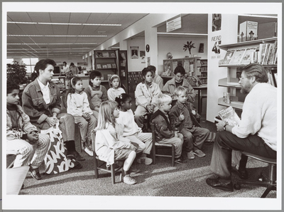 WAT001014392 Jan de Zanger in de bibliotheek.PURMEREND. - De kinderen schaarden zich gistermiddag in de Centrale ...