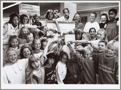 WAT001014397 Kinderjury, kinderboekenweek.Knippen, plakken, luisteren en lezen in de bibliotheek. Tien dagen lang ...