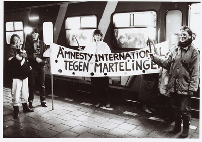 WAT001015015 Purmerendse leden van Amnesty International herdachten gisteravond met een fakkelwacht de Dag van de ...