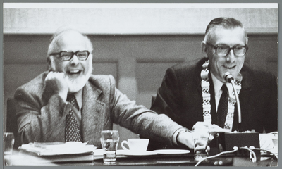 WAT001015274 Links: gemeente secretaris A.th.L. van der Land. ( van 1953 t/m 1977 )Daarnaast burgemeester J.A.C. van Burg.