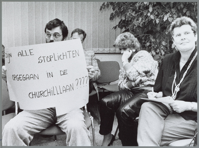 WAT001015327 Grotenhuysweg betoging gemeentehuis.In februari tekenden bewoners van de Grotenhuysweg bezwaar aan tegen ...