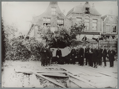 WAT001015344 Eerste steenlegging door burgemeester Cavalje om 10.30 i.v.b. met de bouw van een nieuw stadhuis aan de ...