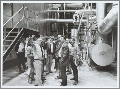 WAT001015474 PvdA- delegatie raakt onder indruk van stadsverwarming A. Horeman geeft uitleg aan Marianne Sint, Henk ...