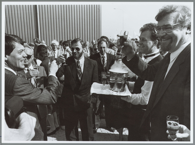 WAT001015471 Opening WKC.Bij de opening van de warmtekrachtcentrale op De Baanstee waren aanwezig v.l.n.r.: directeur- ...