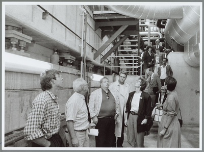 WAT001015476 PvdA- delegatie raakt onder indruk van stadsverwarming A. Horeman geeft uitleg aan Marianne Sint, Henk ...