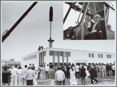 WAT001015925 Opening pand Groenhart. Veel bekijks bij de opening die geschiedde d.m.v. een hoogwerker die een grote ...
