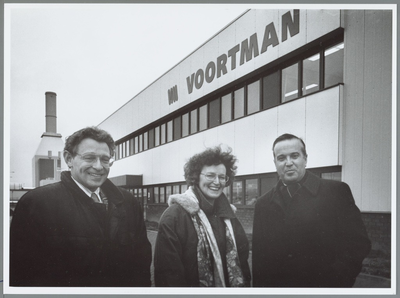 WAT001015942 Foto:Drie van de vier directeuren van Voortman Monnickendam voor het nieuwe bedrijfspand op DeBaanstee in ...