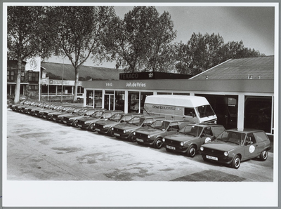 WAT001015967 Autobedrijf Joh.de Vries met op de voorgrond 14 Volkswagen Polo’s die het bedrijf in de verhuur heeft.