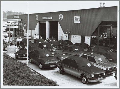 WAT001015972 Zwart gespoten en vernielde auto's bij Autocentrum Purmerend.