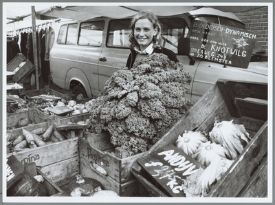 WAT001016139 Marktwaardigheden. Groenteverkoopster Yvonne Bos uit de Zuidoostbeemster op de markt.