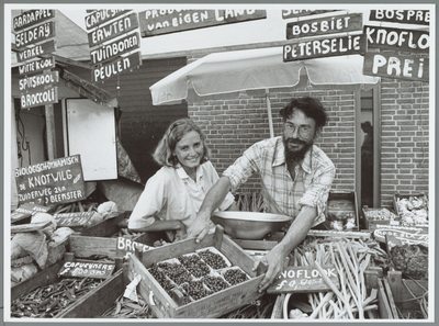 WAT001016142 Marktwaardigheden.In de Zuidersteeg staat sinds twee weken de kraam van Jaap van der Boon en Yvonne Bos, ...