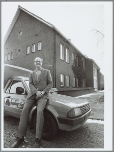 WAT001016246 Telefooncentrale PTT. Dhr. Utrecht bij de telefooncentrale van de PTT aan de Beukenstraat.