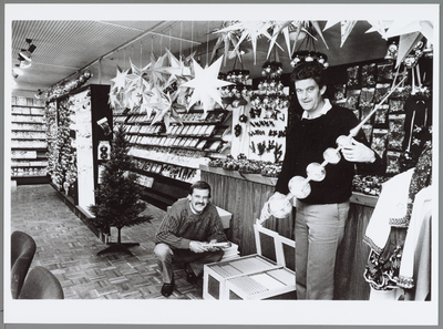 WAT001016294 Oudendijk. Hans en Bert Kalsbeek van Kalsbeek Agenturen BV. in Oudendijk moeten bij kerstversieringen ver ...
