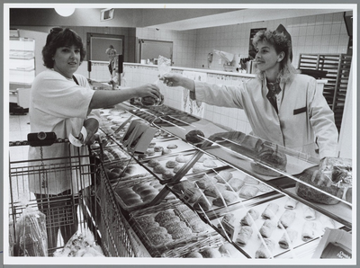 WAT001016313 Miro personeel. Twee dames van de bakkerij aan het werk.