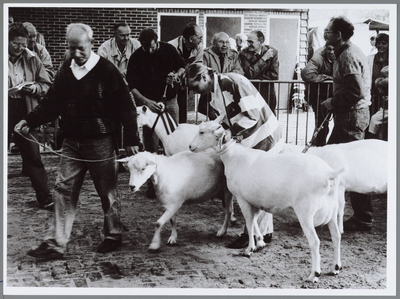 WAT001016464 Geitenkeuring. Trotse deelnemers aan de geitenkeuring paraderen door dering in de Markthal.