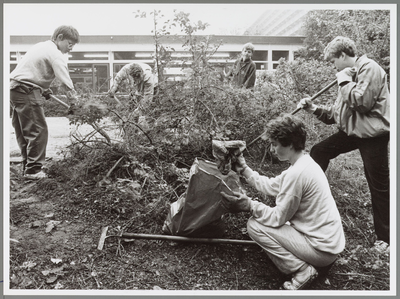 WAT001016529 Op tien oktober 1986 namen leerlingen van De Schakel het buitengebied van de school onderhanden. De ...