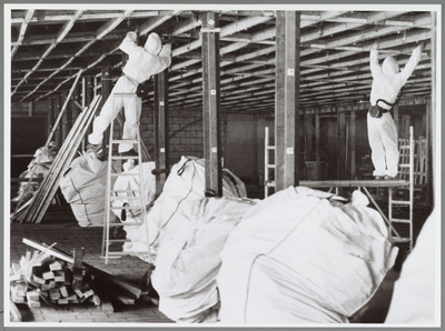 WAT001016566 Foto: Maanmannetjes' hebben in de TTG-loodsen twee dagen werk aan het verwijderen van duizenden ...