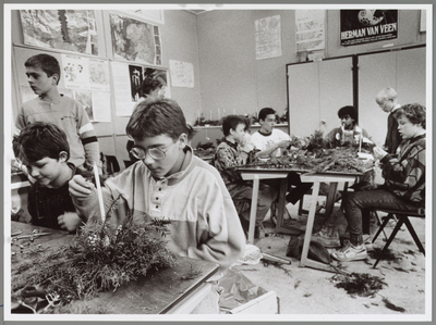 WAT001016699 Kerststukjes maken op de Alexanderschool. Leerlingen van de Christelijke Prins Willem Alexander Mavo waren ...