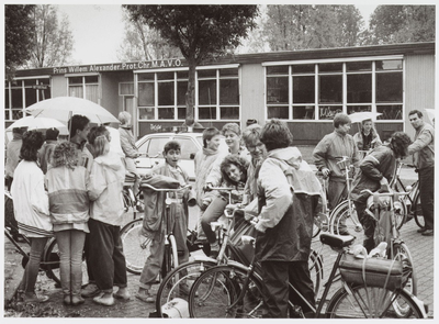 WAT001016700 Bommelding Prins Willem Alexander Mavo. Leerlingen en de politie wachten na de bommelding voor het schoolgebouw.
