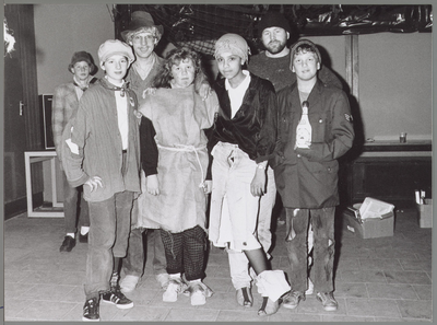 WAT001016701 De brugklasleerlingen van de Prins Willem Alexander Mavo verschenen gisteravond in lompen en zakken op ...