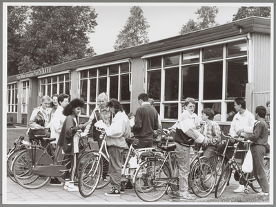 WAT001016714 Sponsorfietstocht. Honderdtachtig leerlingen van de Prins Willem Alexander Mavo zijn gistermorgen op hun ...