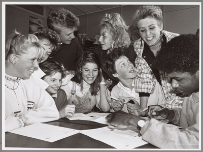 WAT001016715 Eindexamen Prins Willem Alexander mavo. Leerlingen buigen zich over het lesmateriaal.