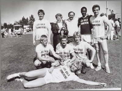 WAT001016979 Wisselbeker bedrijven sportdag, team Leo Balk.Het winnende team op de bedrijven sportdag. Staand v.l.n.r. ...