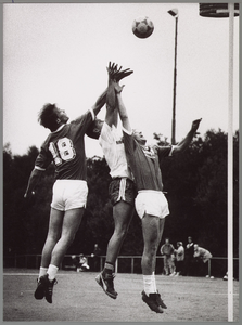 WAT001016990 Wedstrijd tussen de Korfbalverenigingen B.E.P. en Waterland.Foto v.l.n.r.: Philip-Jan Sanders ( BEP), Erik ...